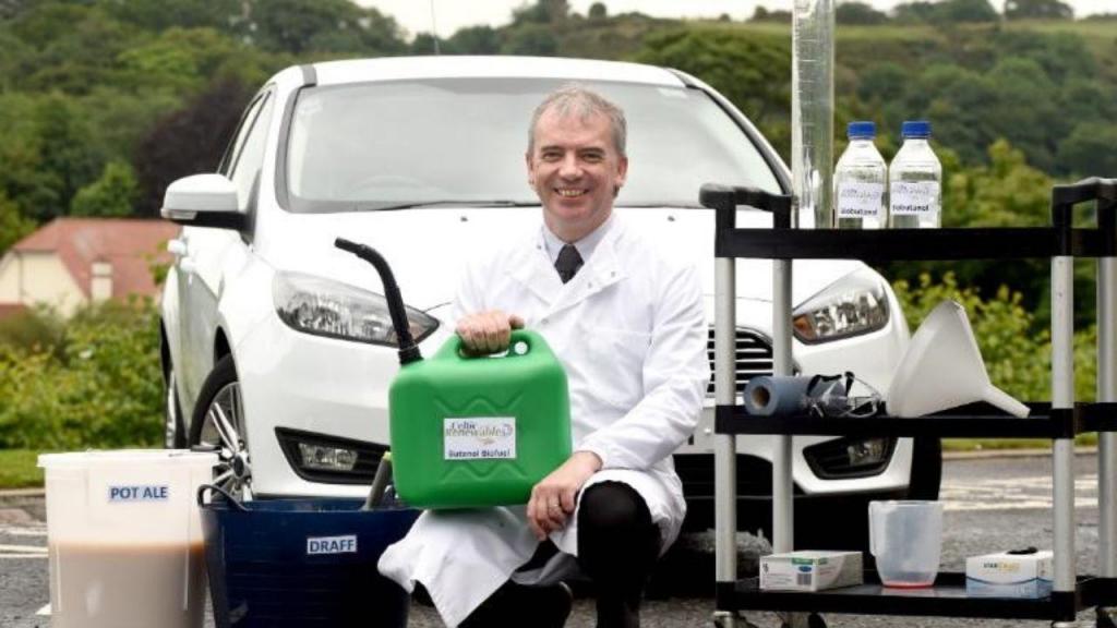 Martin Tangney, fundador da Celtic Renewables, fotografado com biocombustível inovador (Celtic Renewables)