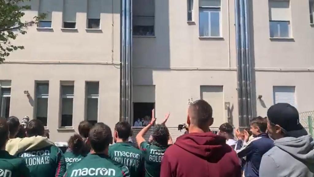 Plantel do Bolonha visita Mihajlovic no hospital e festeja permanência (vídeo/DAZN)