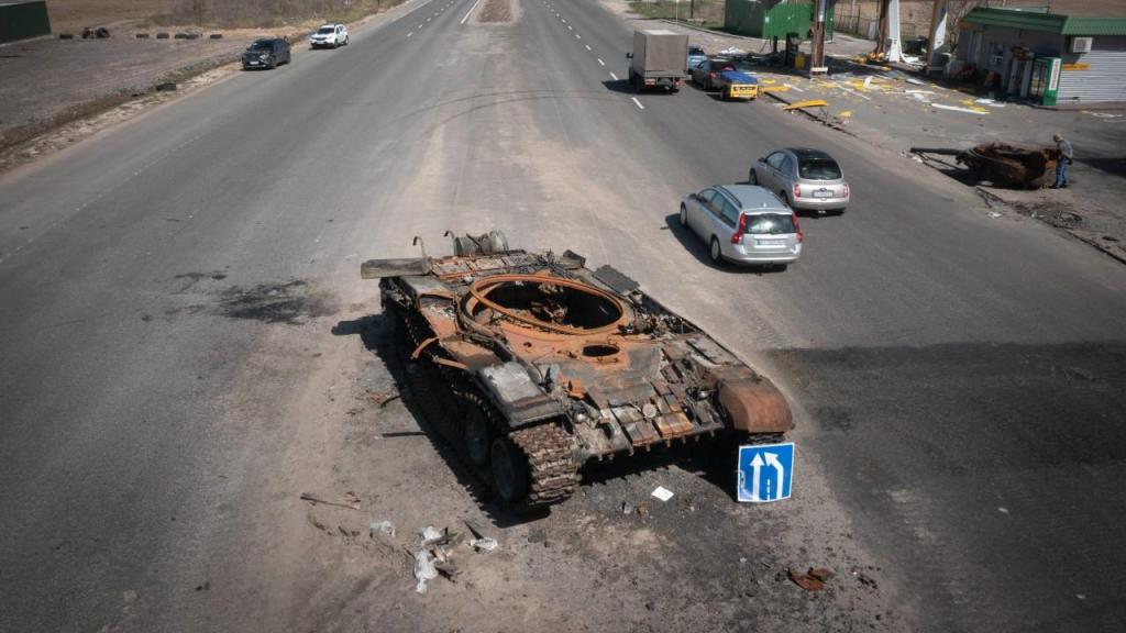 Tanque russo destruído numa estrada para Kiev. AP Photo/Efrem Lukatsky, File
