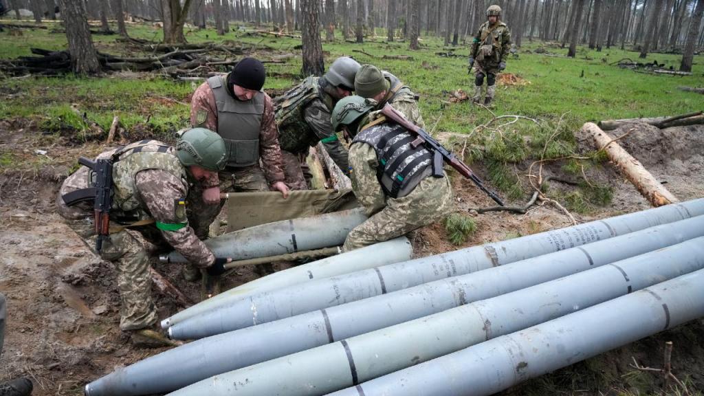 Ucranianos recolhem mísseis russos em Berezivka (Efrem Lukatsky/AP)