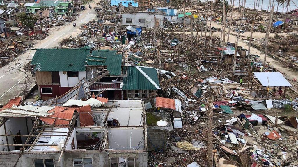 Destruição do tufão Rai, um supertufão de categoria 5, na ilha de Siargao, nas Filipinas, em dezembro de 2021