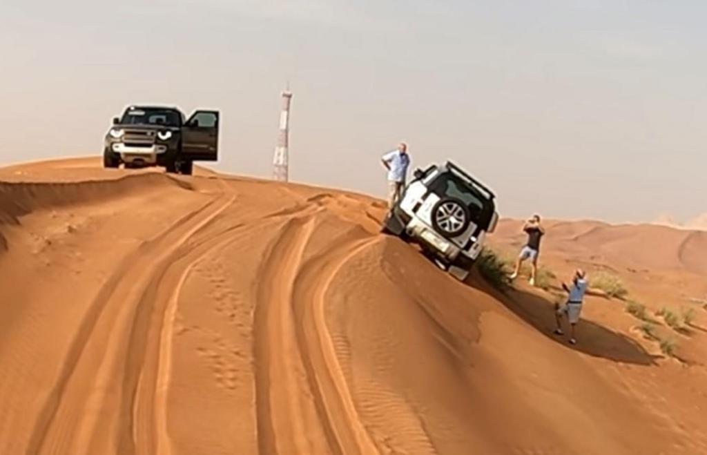 Land Rover Defender fica atascado na areia (captura YouTube)