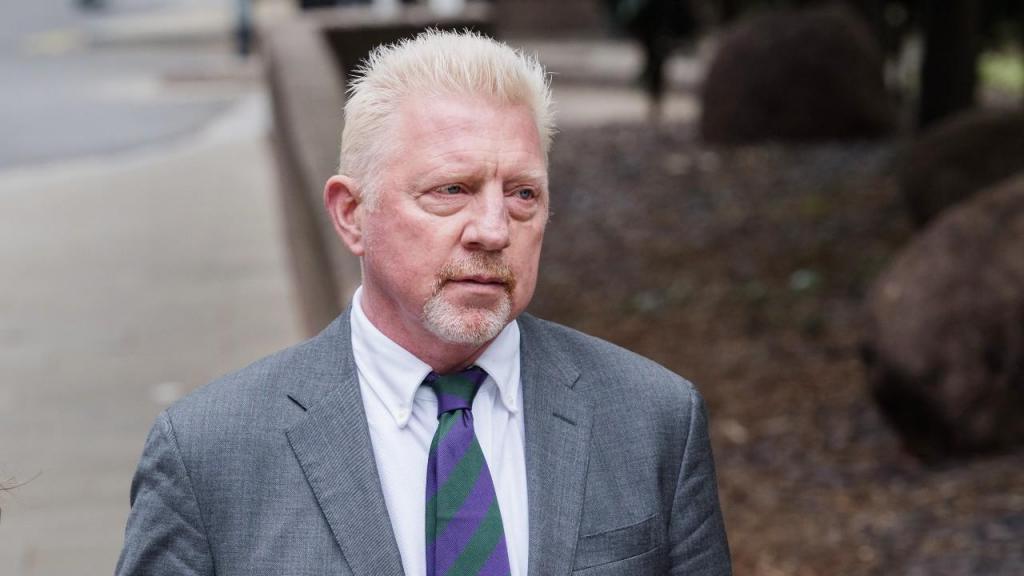 Boris Becker na chegada ao Southwark Crown  Court para ouvir a sentença depois ser considerado culpado de quatro acusações sob a Lei de Insolvência em relação à sua falência