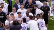 O apito final, a taça na tribuna e Ancelotti pelo ar: a festa do 35 do Real Madrid