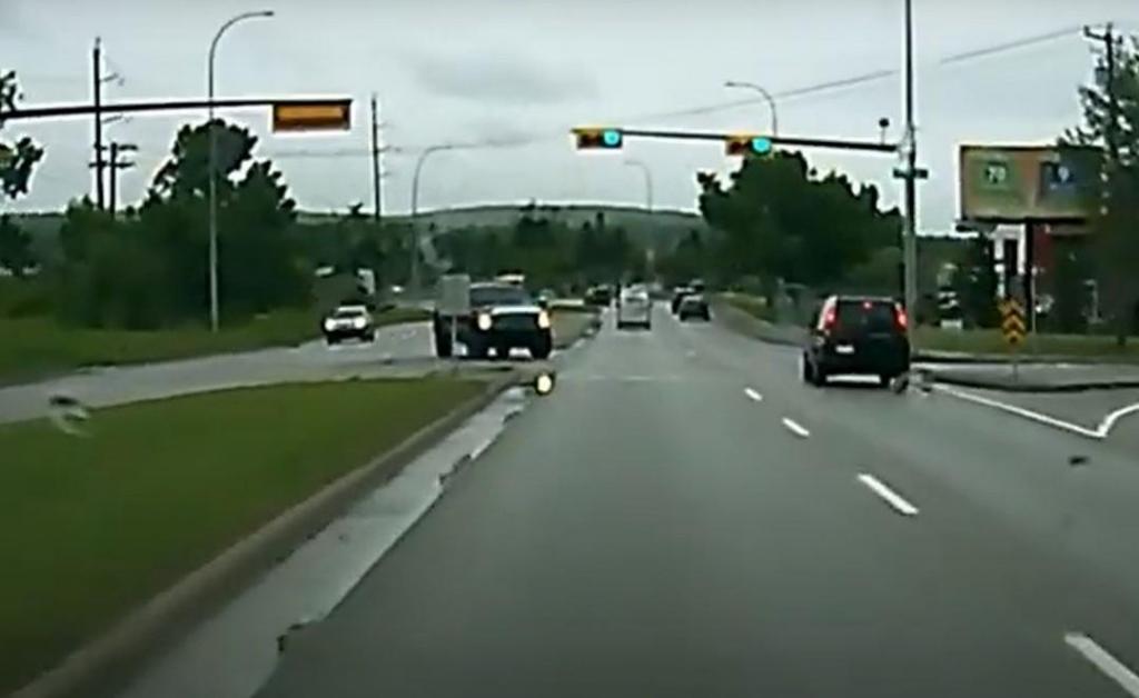 SUV pára no semáforo verde (captura YouTube)