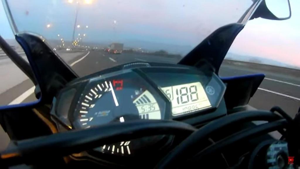 Yamaha YZF-R25 a acelerar (captura YouTube)