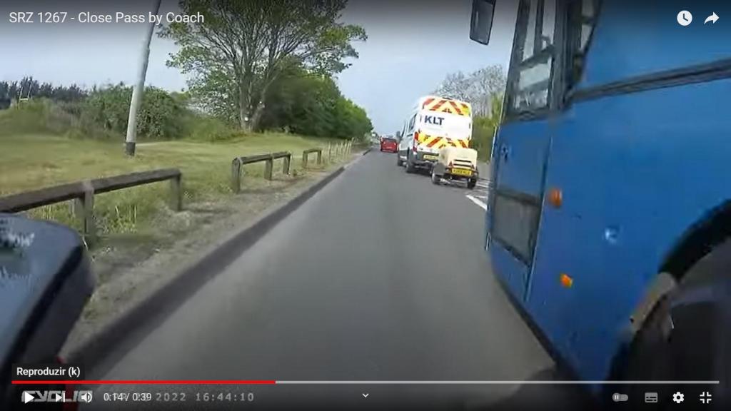 Ciclista é ultrapassado na estrada (captura Youtube)