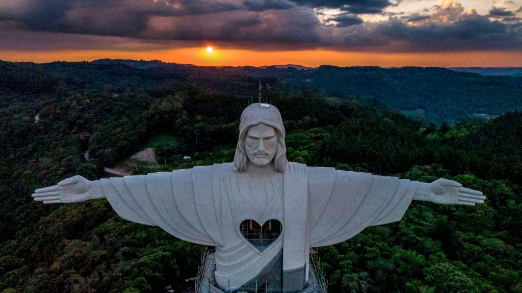 O Cristo Protetor de Encantado está em obras desde 2019. Foto de 29 de outubro passado. Foto: Silvio Avila/AFP via Getty Images