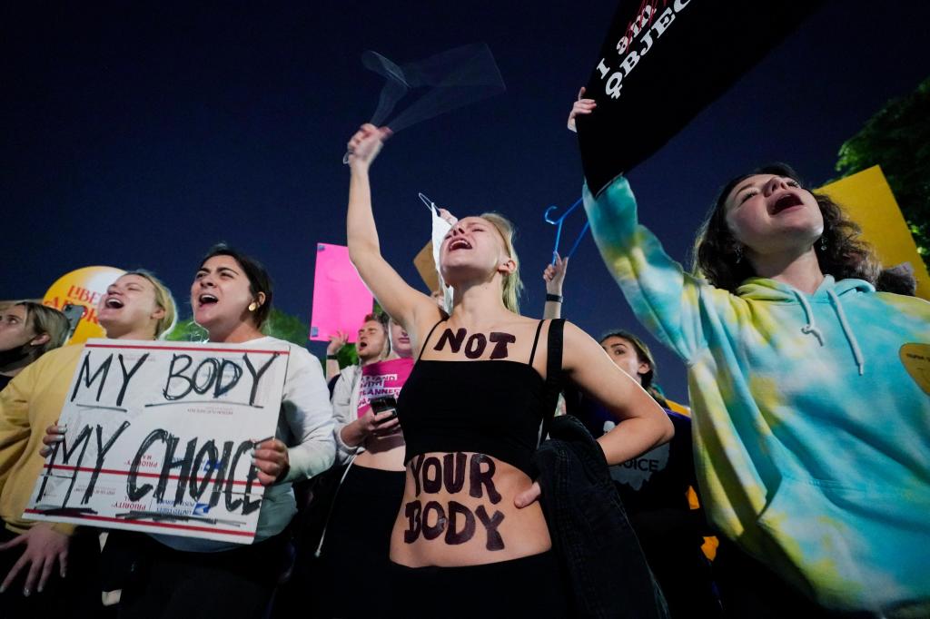 Manifestação contra o projeto de decisão do Supremo Tribunal dos EUA sobre o aborto 