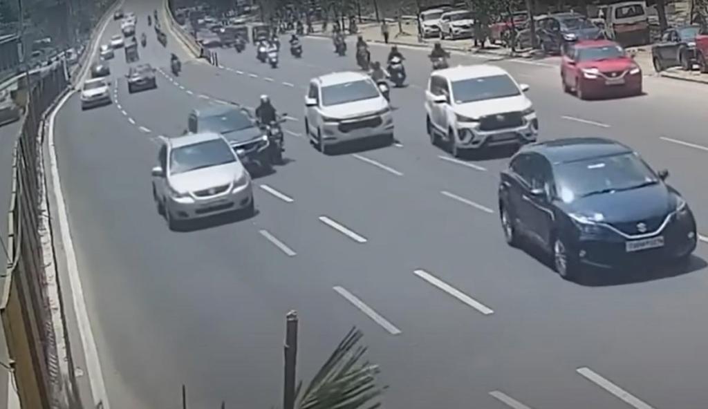 Acidente entre carro e moto (captura Cyberabad Traffic Police)