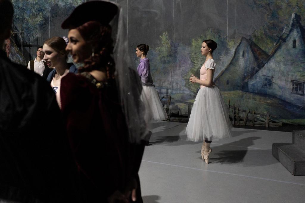 Os bailarinos preparam-se momentos antes do início do espetáculo. Crédito: Serhii Korovayny para CNN