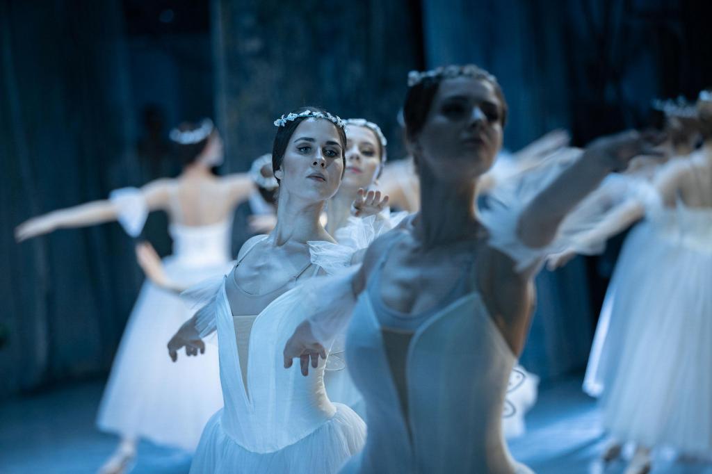 Mesmo com o intensificar da guerra, os bailarinos na Ucrânia voltaram ao palco. Foto: Serhii Korovayny for CNN