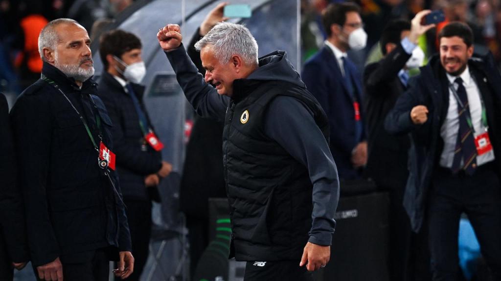 Mourinho lavado em lágrimas no final do Roma-Leicester (Getty Images)