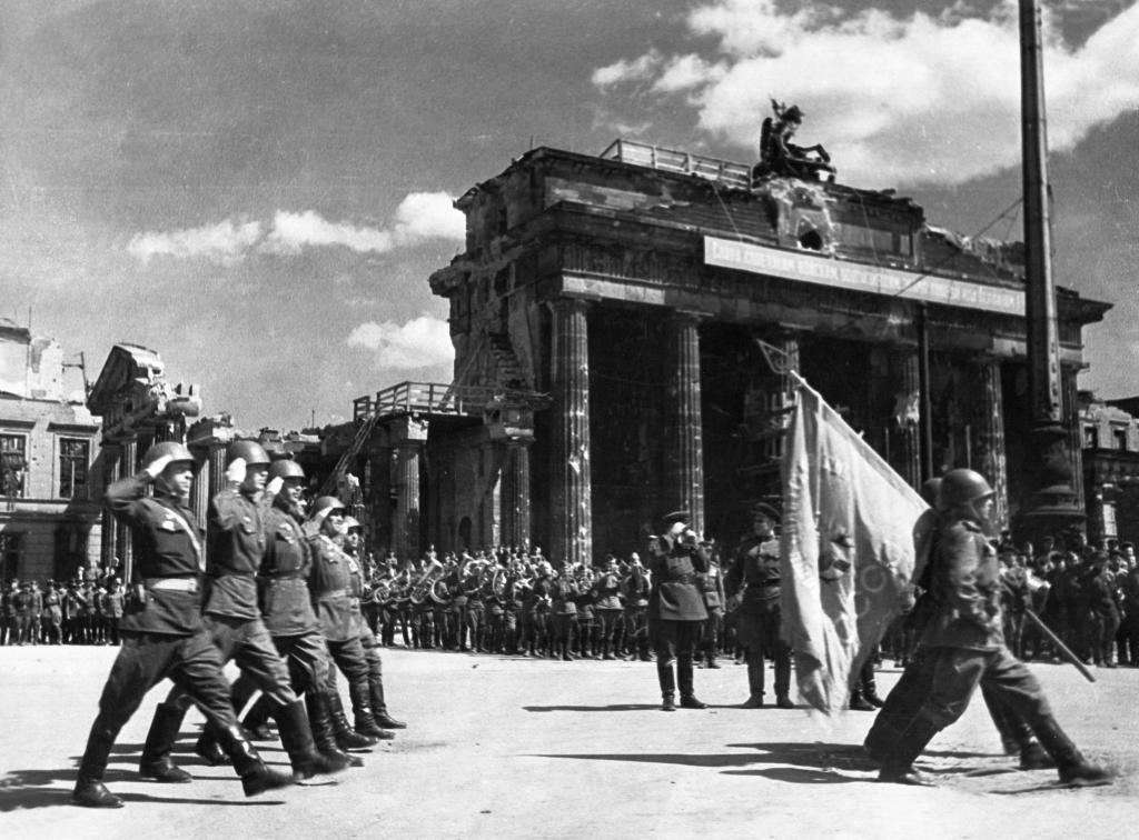 Parada do Exército Vermelho junto às Portas de Brandenburg em Berlim 20 de maio de 1945 (Foto: Sovfoto/Universal Images Group via Getty Images)