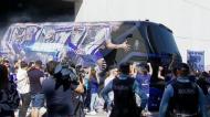 FC Porto: centenas de adeptos na saída do autocarro para Lisboa 