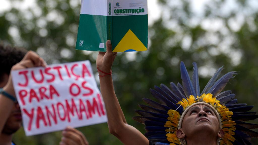 Líder indígena Nando Potiguara protesta em frente à Fundação Nacional do Índio, em Brasília. (AP Photo/Eraldo Peres)