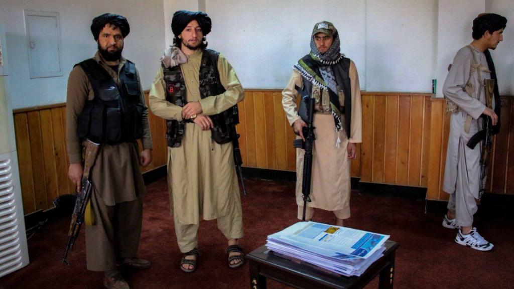Os talibã durante uma cerimónia orgamizada pelo ministro Sheikh Muhammad Khalid Hanafi, onde ordenaram que as mulheres afegãs têm de cobrir o corpo todo enquanto em público. Stringer (EPA)