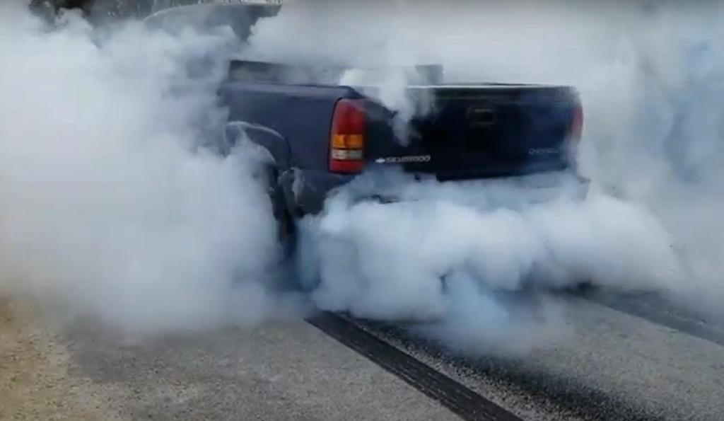 Burnout de Chevrolet Silverado (captura YouTube)