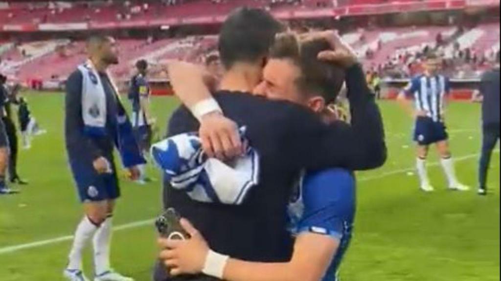 O abraço entre Sérgio e Francisco Conceição (twitter FCP)
