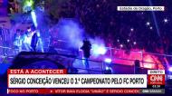 Adeptos cantam por Conceição, treinador aponta para o símbolo do FC Porto