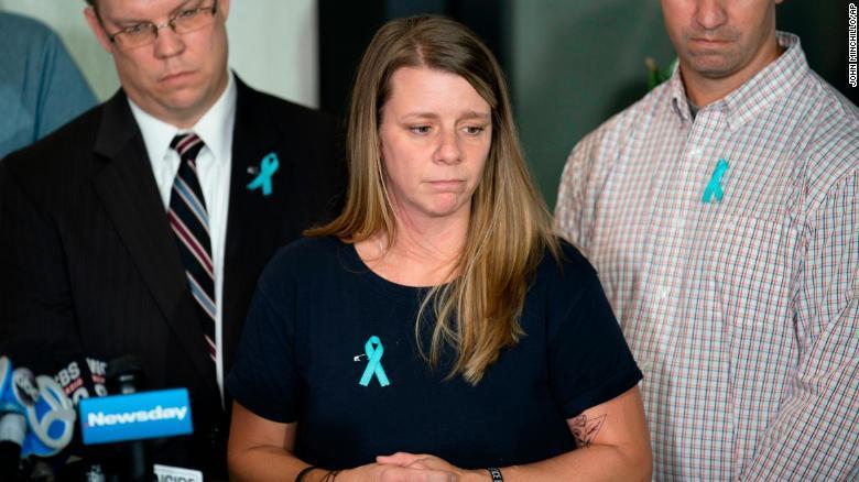 Nichole Schmidt, mãe de Gabby Petito, entrou com um novo processo contra o património de Brian Laundrie.