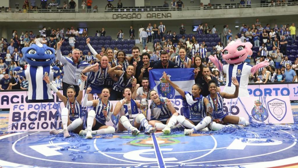 Equipa feminina de voleibol do FC Porto é bicampeã