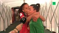 Jéssica Silva e Ana Borges abraçadas após o dérbi  feminino (vídeo/Canal 11)