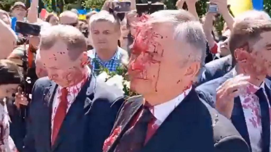 Embaixador russo atingido com tinta vermelha em cemitério na Polónia (vídeo/Twitter)