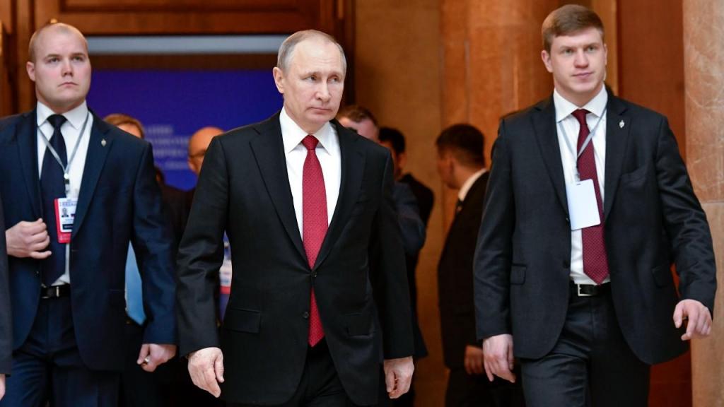 Vladimir Putin rodeado por dois guarda-costas (AP)