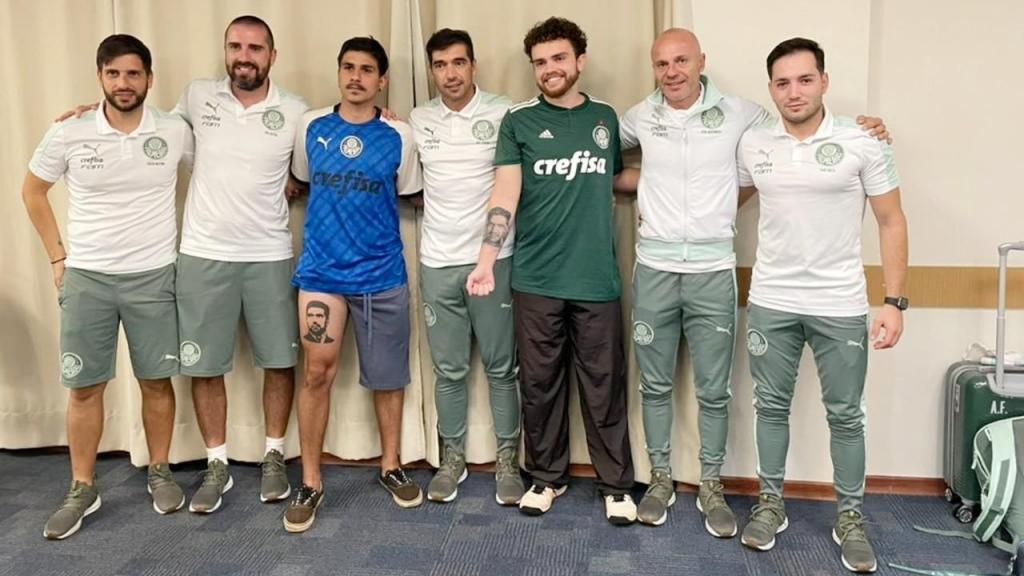 Dois adeptos do Palmeiras tatuaram Abel Ferreira e conheceram a equipa técnica do português na terça-feira