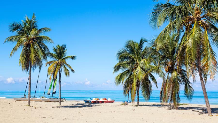 1.	Praia de Varadero: A praia de Varadero em Cuba tem areia branca, palmeiras e um ambiente tropical.