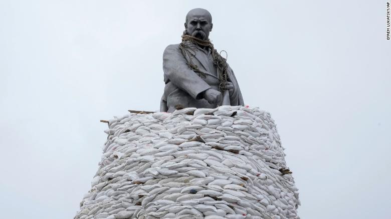 Estátua do poeta ucraniano Taras Shevchenko, coberta com sacos para protegê-la dos bombardeamentos em Kharkiv, fotografada em março.