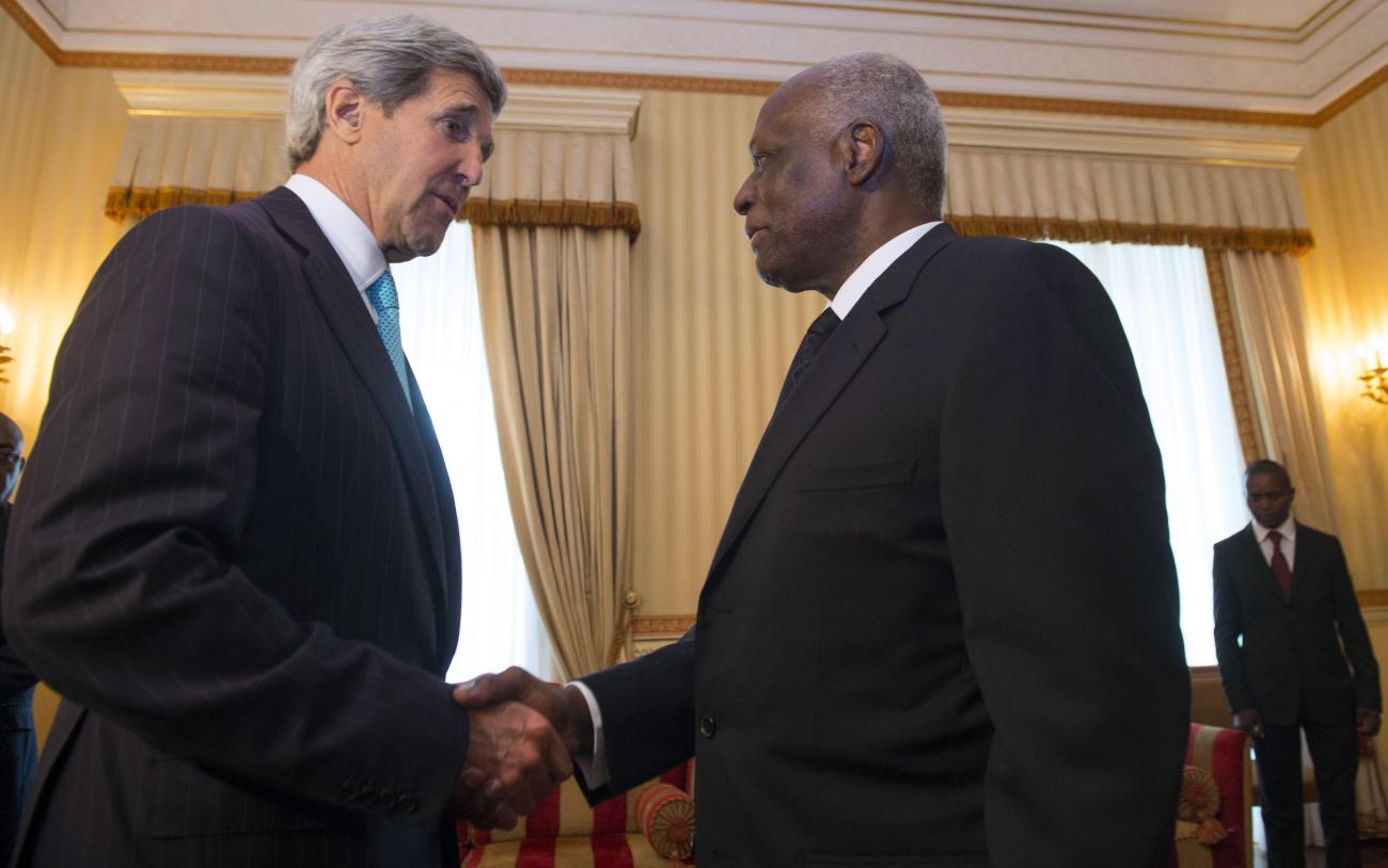 José Eduardo dos Santos com John Kerry (AP)