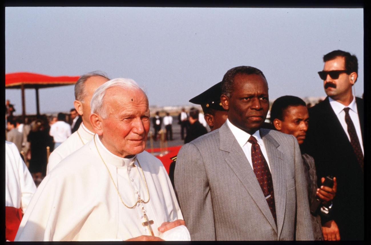José Eduardo dos Santos com o Papa João Paulo II em Luanda. 7 de junho de 1992 (Getty Images)