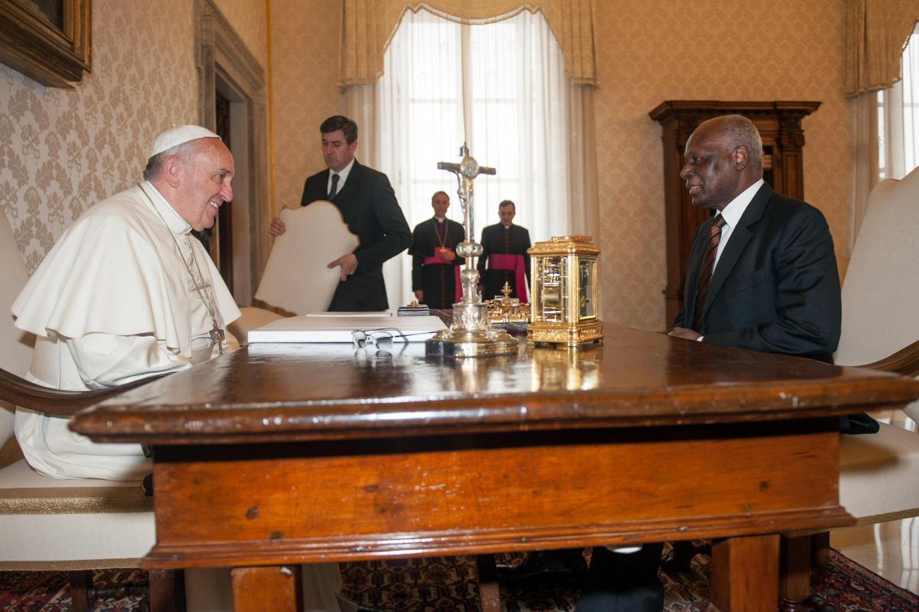 José Eduardo dos Santos com o Papa Francisco (Getty Images)