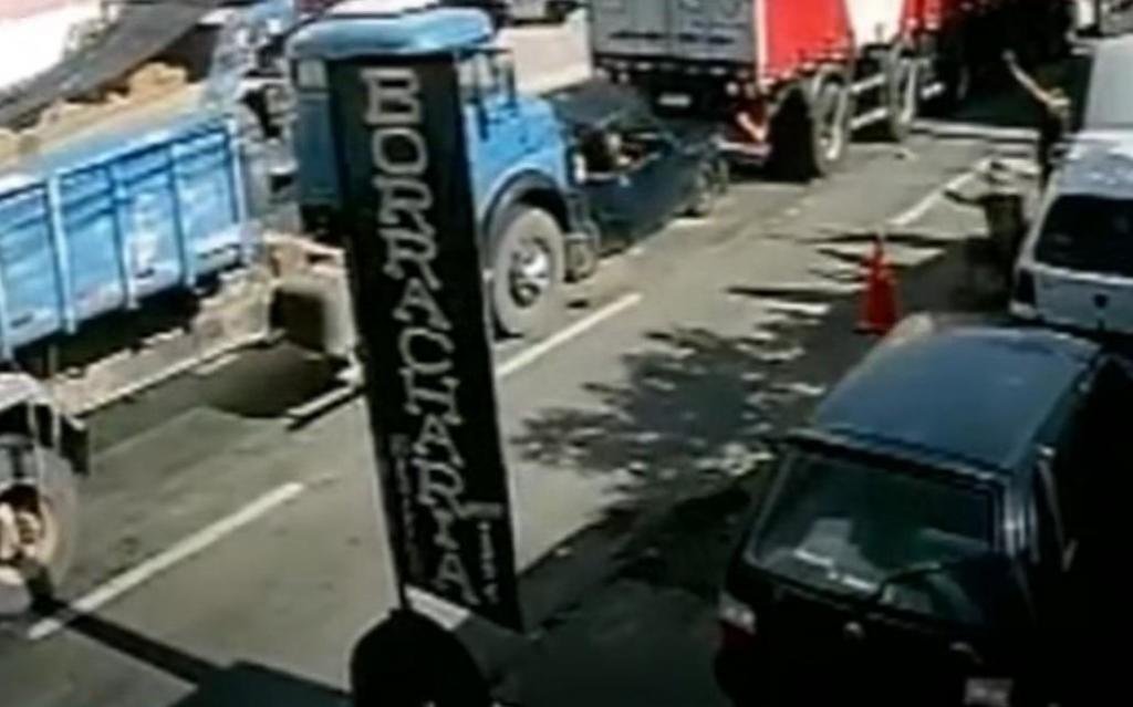 Fiat Uno prensado entre camiões (captura YouTube «Canal Truck Force»)