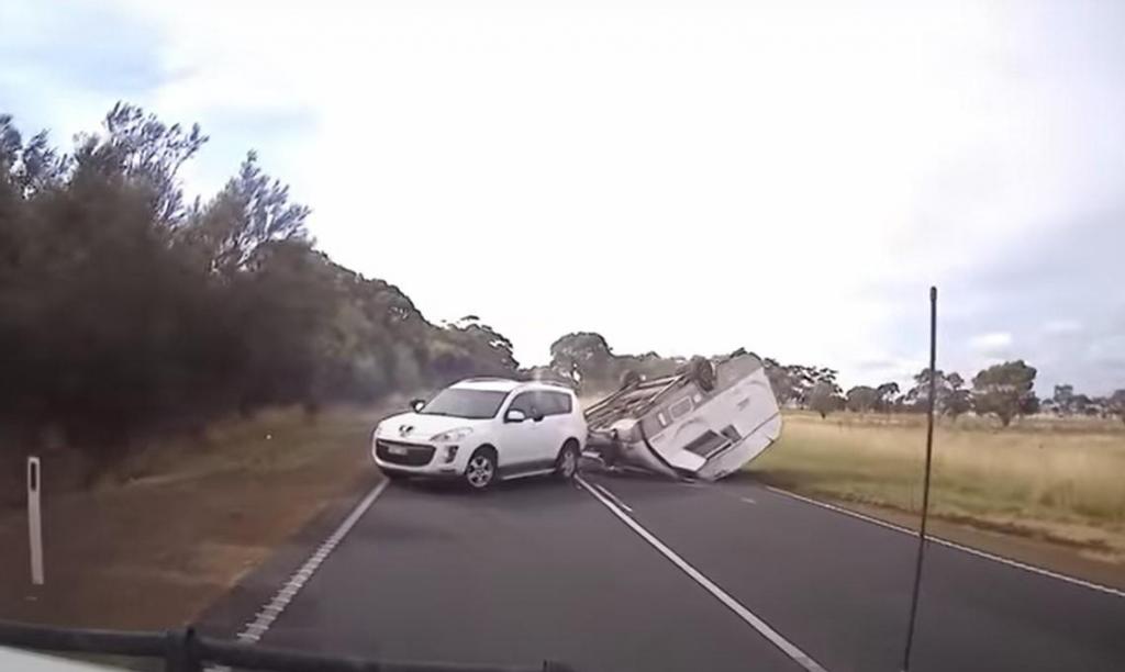 Caravana fica capotada após acidente (captura «Dash Cam Owners Australia»)
