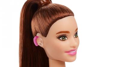 Barbie revela a sua primeira boneca com aparelhos auditivos - TVI