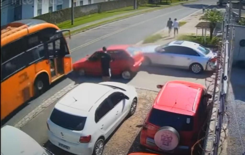 Acidente entre autocarro e VW Gol (captura YouTube «De tudo um pouco Brasil»)
