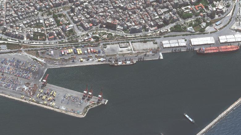 O cargueiro Matros Pozynich é visto no porto sírio de Latakia.