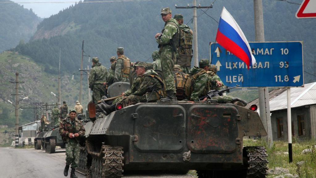 Militares russos na Ossétia do Sul em 2008 (Musa Sadulayev/AP)