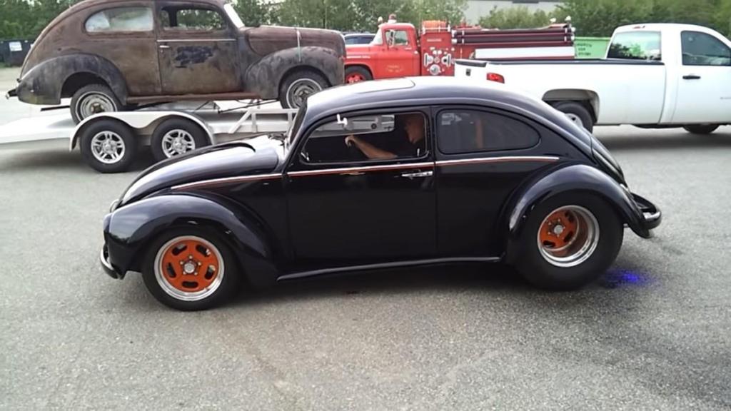 Volkswagen Beetle prepara-se para um burnout (captura YouTube)