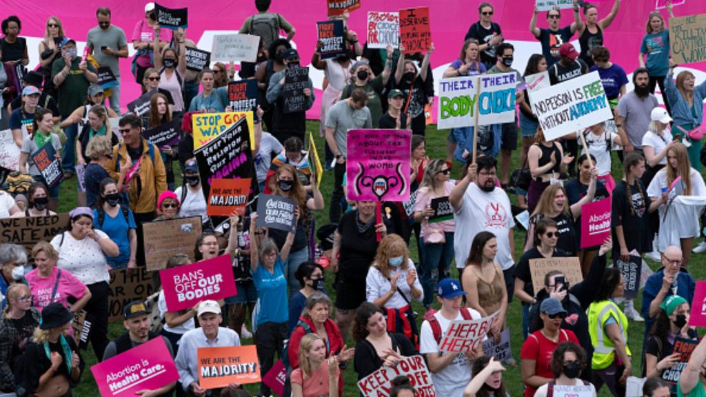 Milhares de pessoas manifestam-se nos EUA para defender o direito ao aborto (Getty Images)