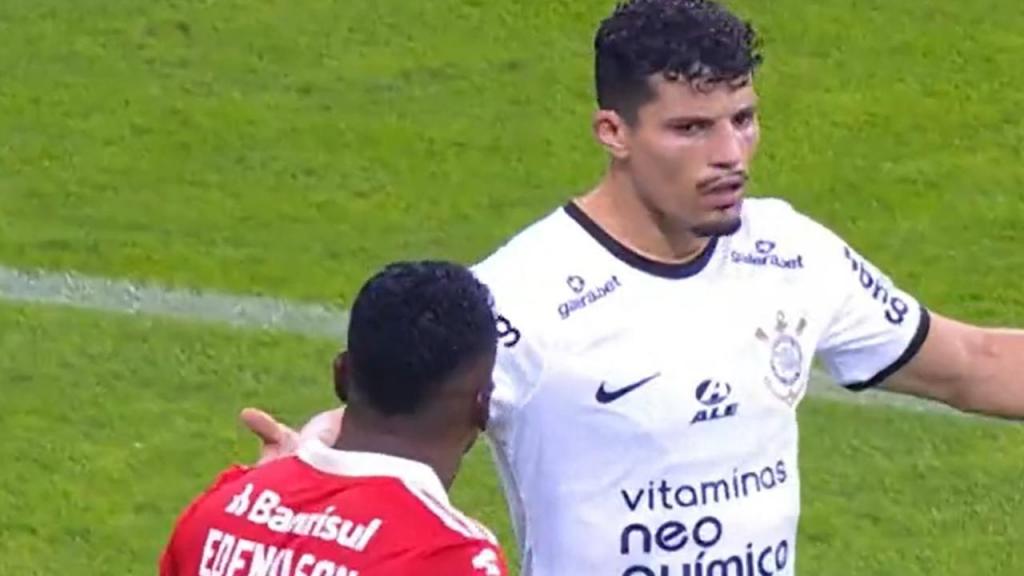 Adversário acusa Rafael Ramos de racismo no Internacional-Corinthians