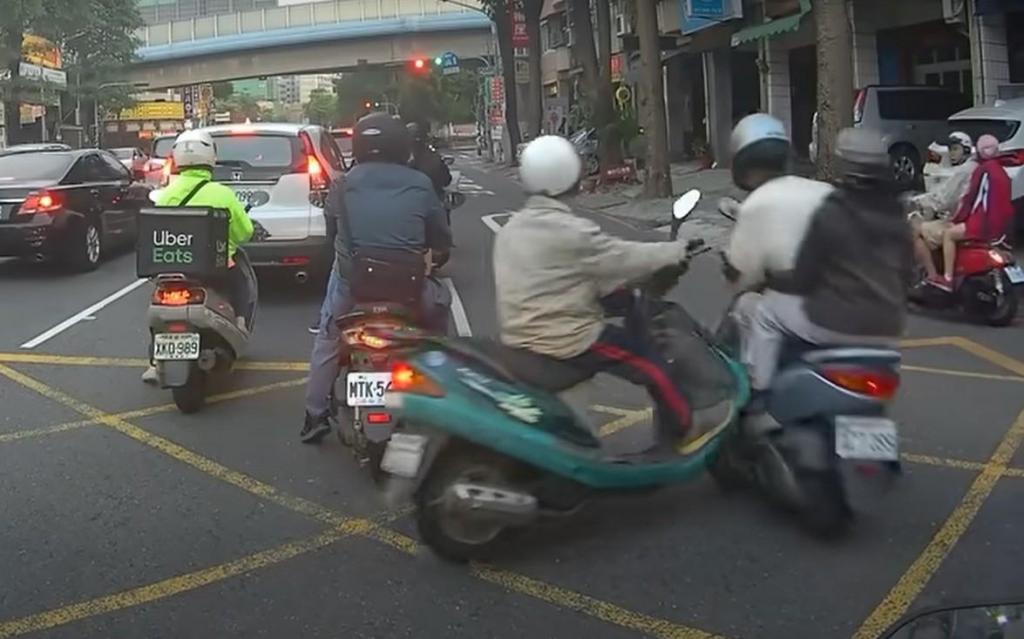 Acidente entre motociclistas (captura YouTube)