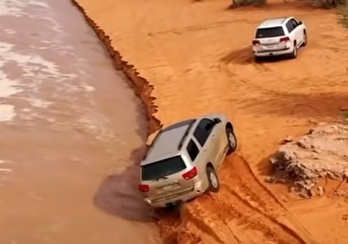 SUV fica à beira de cair no rio (captura YouTube)