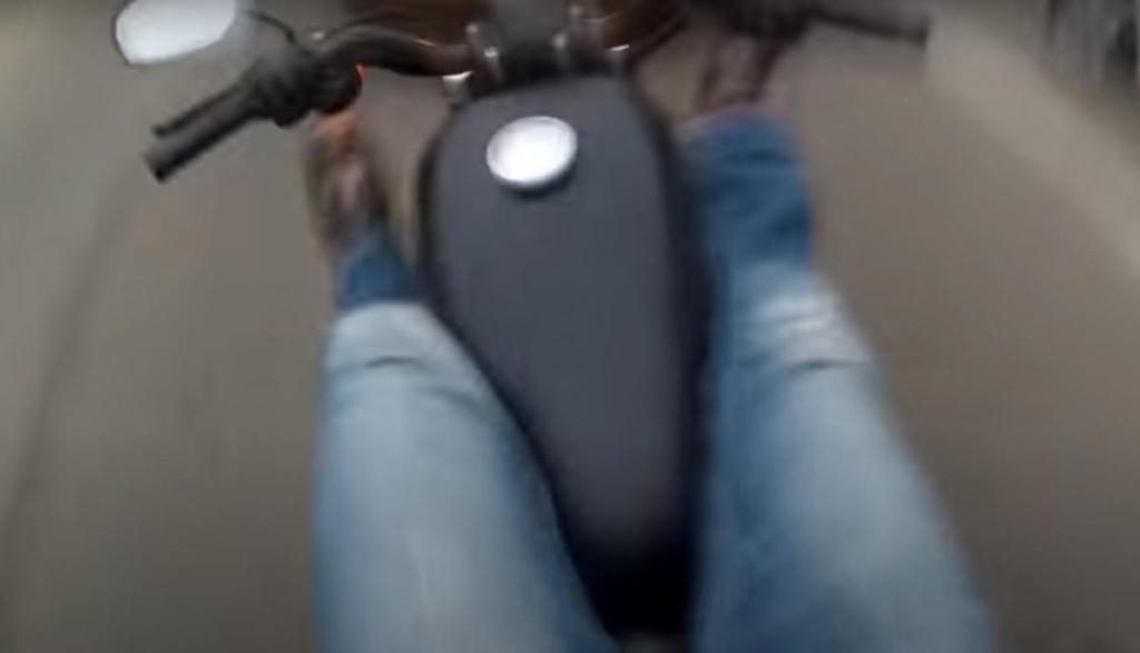 Motociclista sofre batida por trás (captura YouTube)