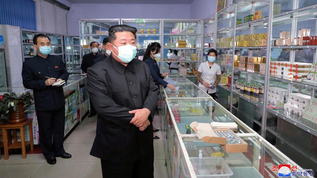 Kim Jong Un visita uma farmácia em Pyongyang