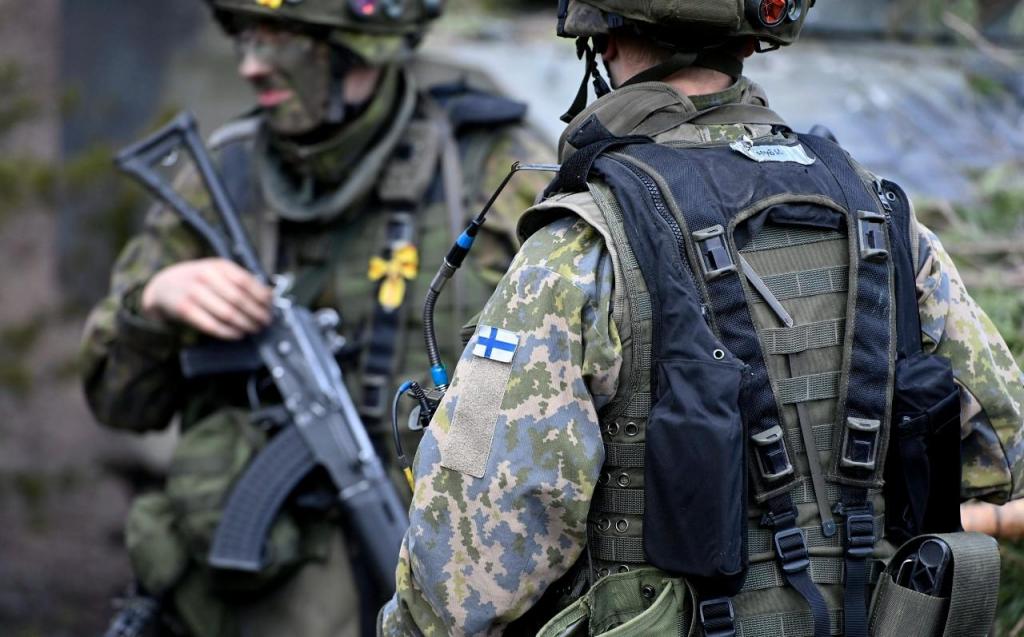 Militares finlandeses (Foto: Heikki Saukkomaa/Lehtikuva via AP)