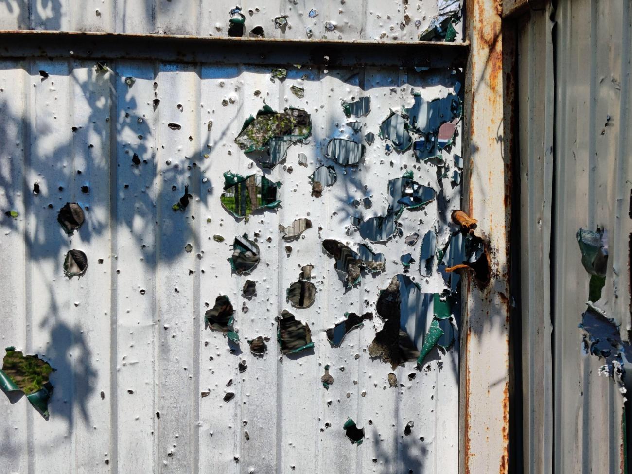 Marcas das balas no portão de Valentyn. Foto: Germano Oliveira